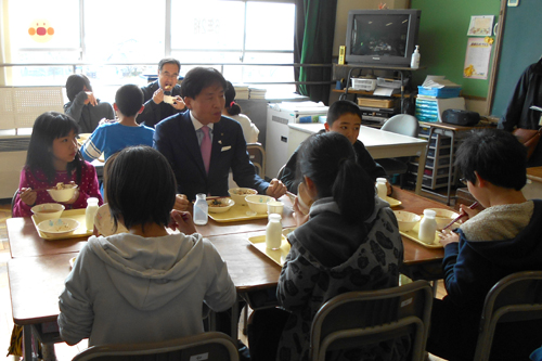 児童と会食している様子の写真