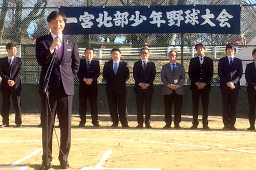 開会式であいさつしている様子の写真