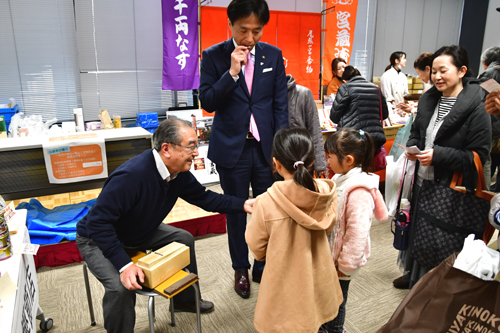 物産展を見ている様子の写真