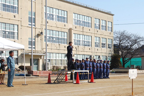 防災訓練の開会式であいさつしている様子の写真