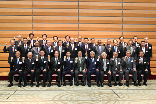 シンポジウムの参加者で記念撮影した写真