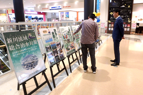 会場を視察している様子の写真