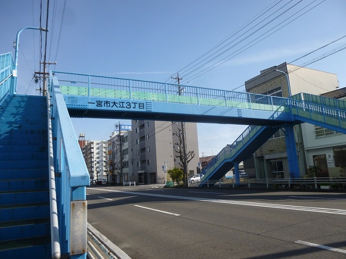 写真：街中の歩道橋