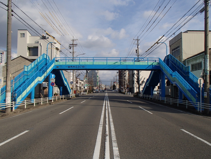 写真：街中の歩道橋