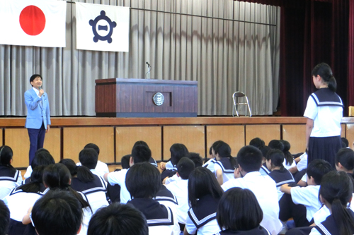 中学生と意見交換している様子の写真