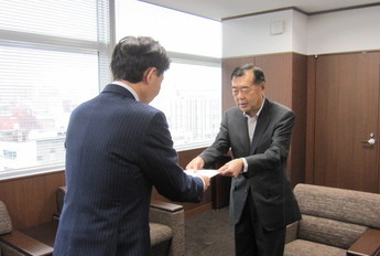 中野市長が豊島会長から答申書を受け取っている写真