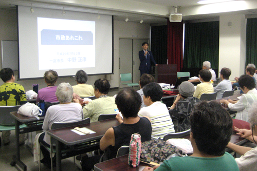 教養講座で講演している様子の写真