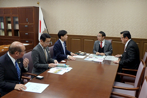 会議する市長の写真