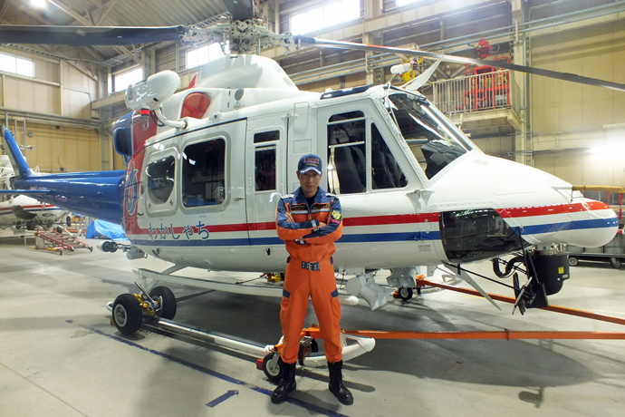 防災ヘリコプター「わかしゃち」と市派遣職員との写真