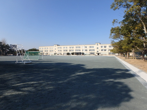 写真：大志小学校のグラウンド全景