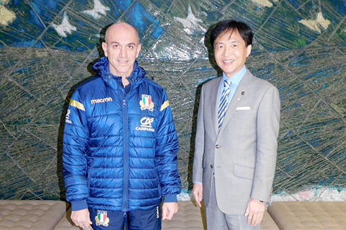イタリア代表の代表者と市長の写真