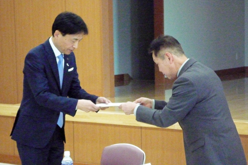 市長が協議会会長から答申を受け取る様子の写真