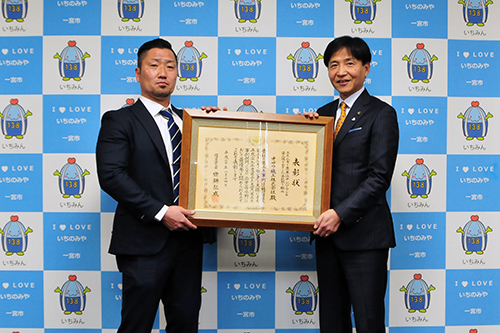 市長と省エネ大賞 経済産業大臣賞受賞者であるオザワ繊工業株式会社 社長小澤俊夫さんの写真