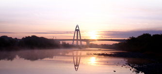 日の出と木曽川の写真