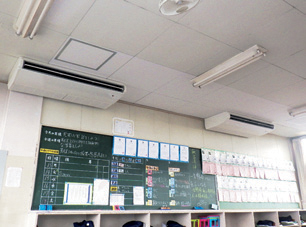 中学校に設置したエアコンの写真