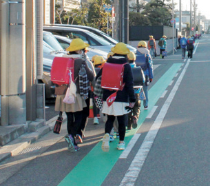 通学路のカラー塗装の写真