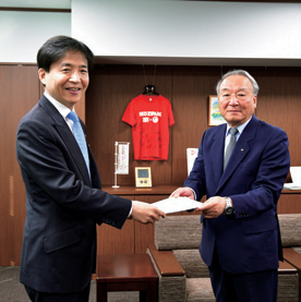 写真:市議会からの提言の様子