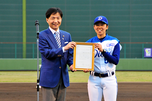 市長と愛知ディオーネの碇監督の写真