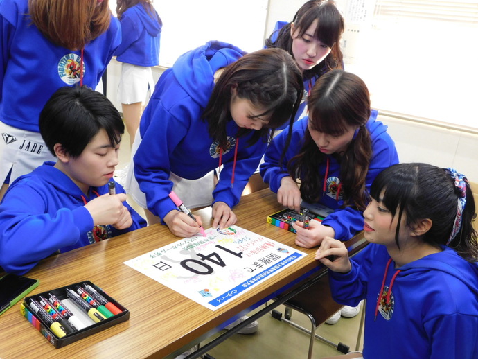 写真：開催前140日のカード作成中
