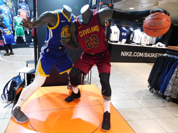 写真：ユニフォームを着たマネキン