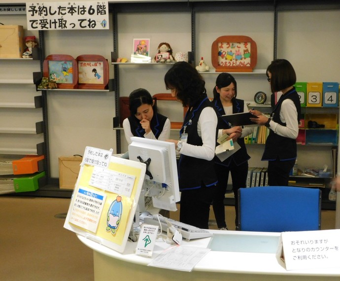 写真：中央図書館の貸し出しコーナー