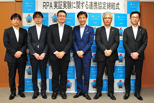 市長と富士通、日本電気、日立システムズ、アイネス、三菱総合研究所の代表者の写真