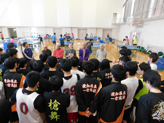 写真：OBの方の話を聞いている様子