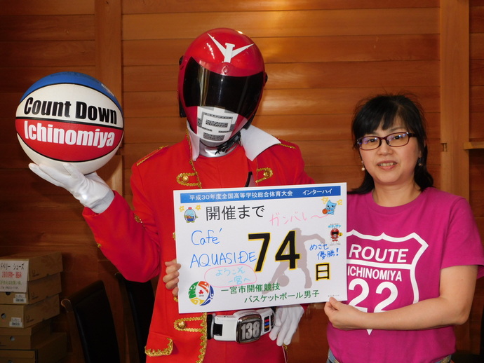 写真：開催前74日　高度成長戦士ガチャマンとCafe' AQUASIDE