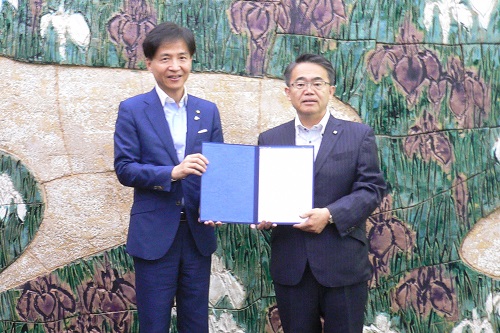 中野市長から大村知事へ要請書を手渡す写真