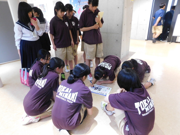 写真：開催前56日カード作成中