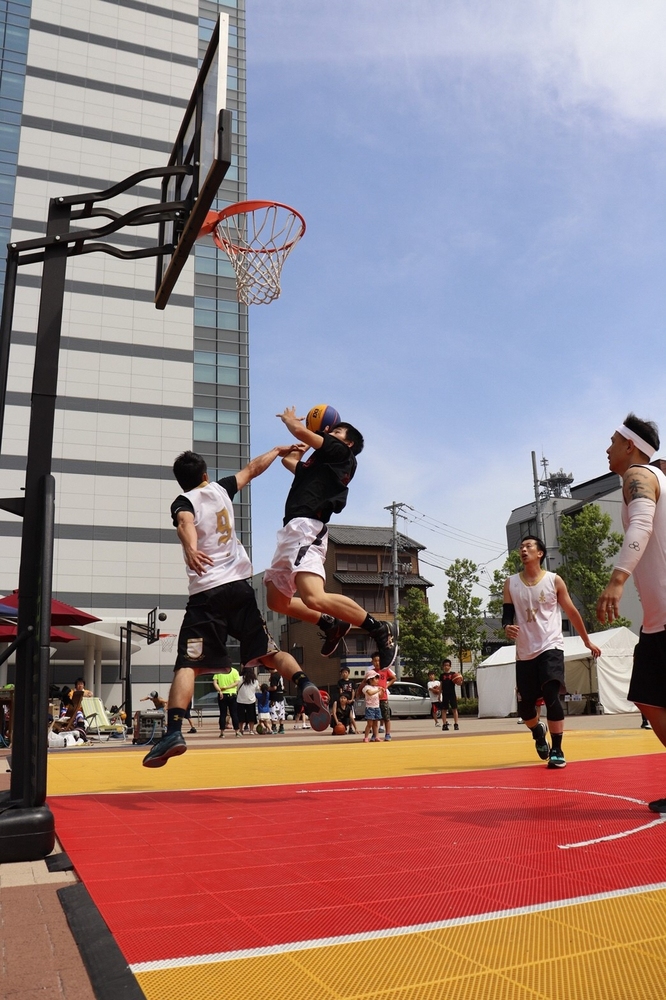写真：ゴール前でシュート