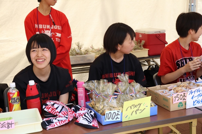 写真：受付席で販売している様子
