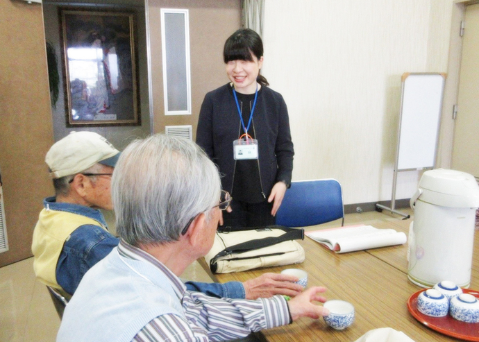 防災ヘリコプター「わかしゃち」と市派遣職員との写真