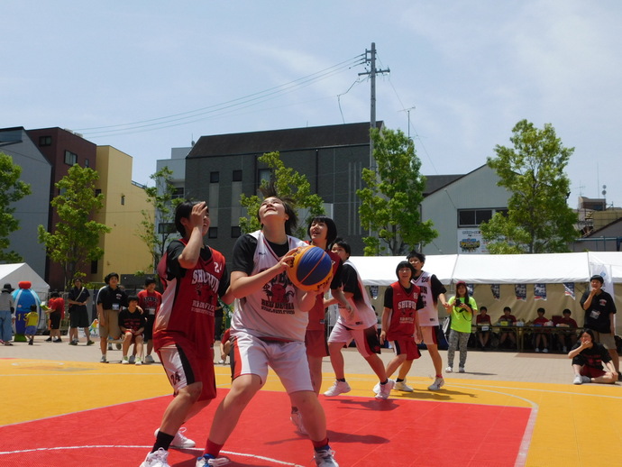 写真：開催前20日　バスケをしている様子