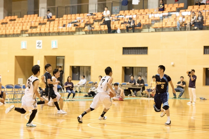写真：開催前18日コートを走る