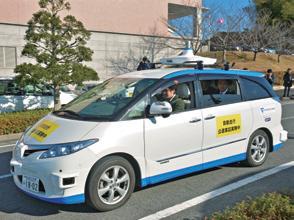 写真:自動運転実験のクルマ