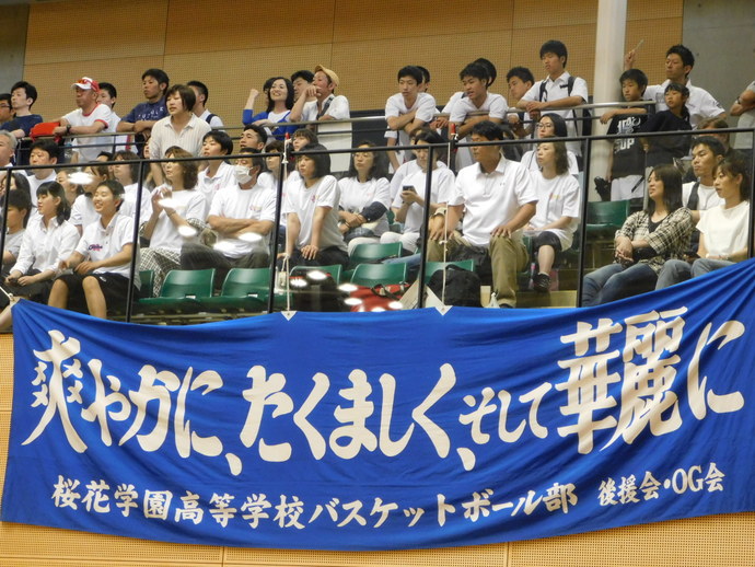 写真：開催前5日　観客席と垂れ幕