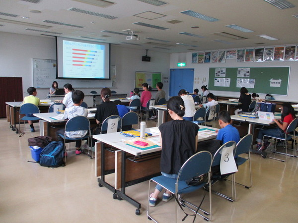 写真：ごみと資源の学習の様子