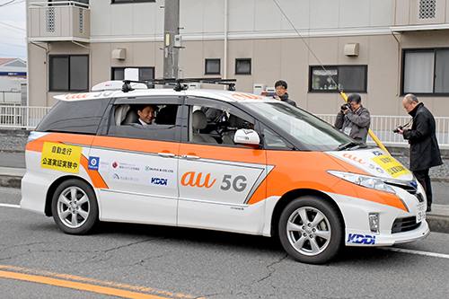 自動運転車両に試乗している様子の写真