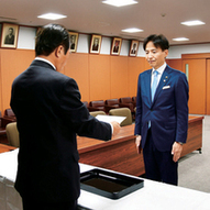 写真：当選証書授与