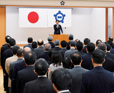 写真：職員を前に訓示