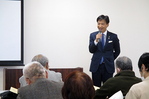 町会長会議で説明する市長の写真