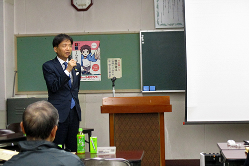 町会長会議で説明する市長の写真