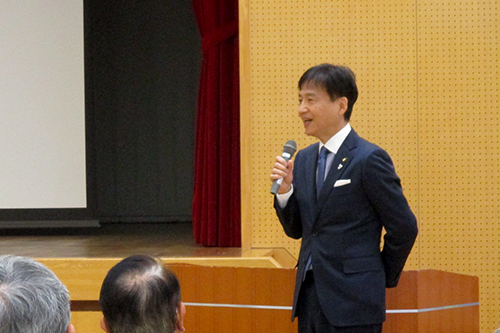 町会長会議で説明する市長の写真