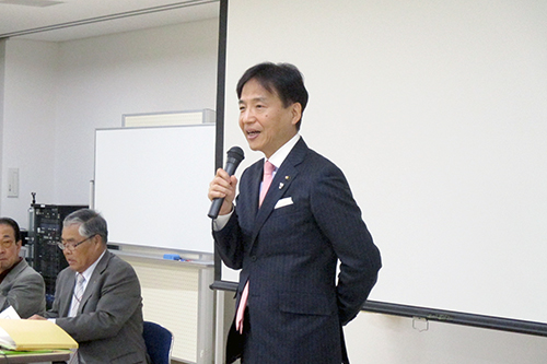 町会長会議で説明する市長の写真