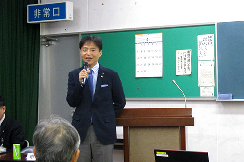 町会長会議で説明する市長の写真