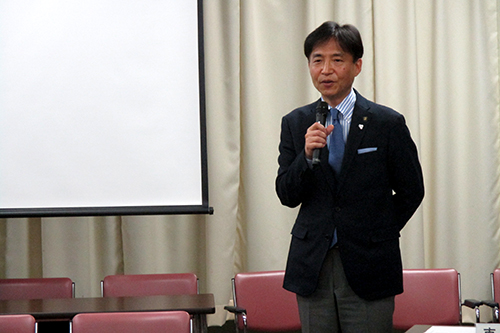 町会長会議で説明する市長の写真