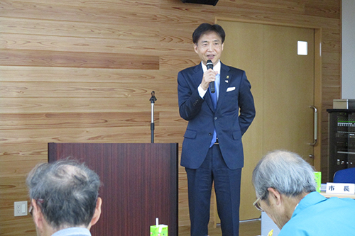 町会長会議で説明する市長の写真