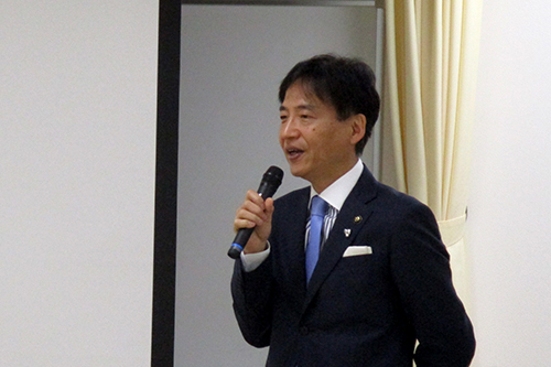 町会長会議で説明する市長の写真