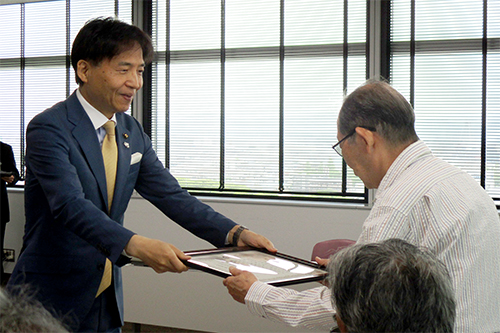 感謝状を渡す市長の写真